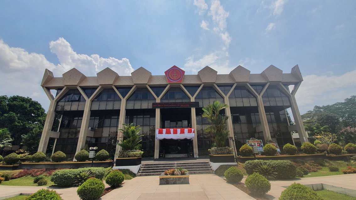 LAMBANG TNI. Gedung A Kantor Walikota Magelang dipasangi lambang TNI, kemarin.(foto : wiwid arif/magelang ekspres)
