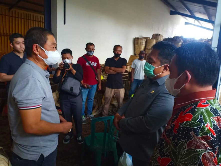 GUDANG TEMBAKAU. Sejumlah anggota DPRD Temanggung meninjau gudang tembakau milik perwakilan pabrik rokok kretek, kemarin. (Foto:setyo wuwuh/temanggung ekspres)