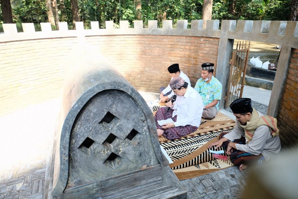 ZIARAH. Wakil Walikota Magelang KH Mansyur pimpin doa bersama di makam petilasan Syekh Subakir, Gunung Tidar, untuk memperingati wafatnya tokoh syiar Islam tersebut, kemarin. (foto : IST/magelang ekspres)