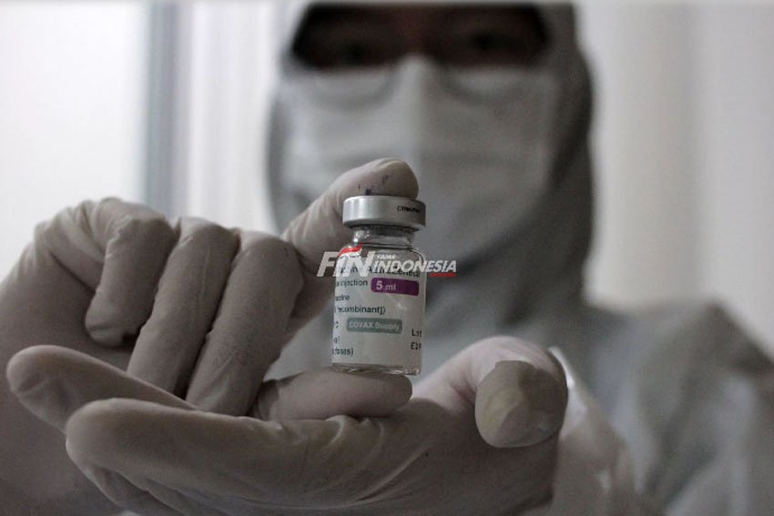 Petugas tenaga medis menunjukan vaksin Covid-19 Astrazeneca. foto: Issak Ramdhani / fin.co.id