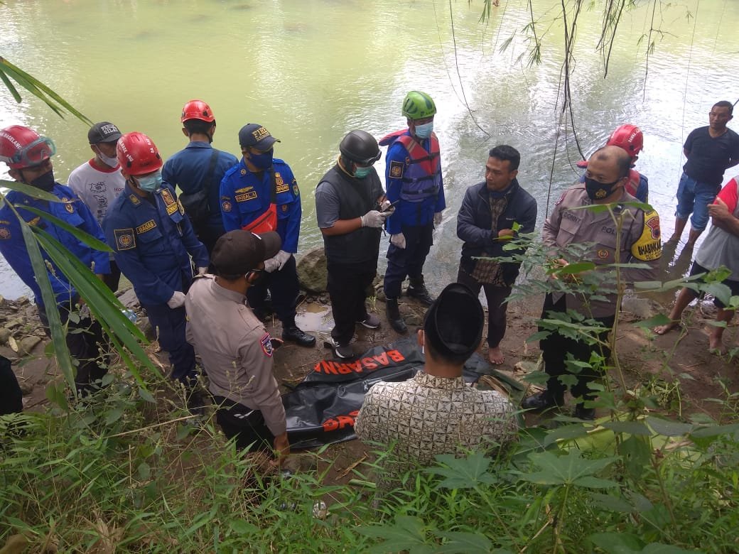 LAKA AIR. Petugas dalam melakukan evakuasi laka air di Sungai Tangsi Dusun Bumen Desa Kebanglimus, Borobudur Magelang.