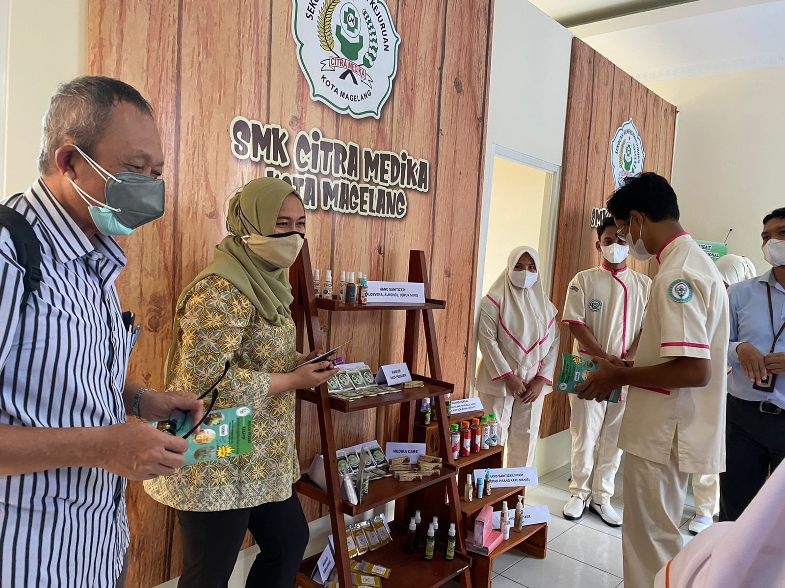 KUNJUNGAN. Tim dari UGM Jogjakarta mengunjungi SMK Citra Medika, sebagai salah satu tugas pendampingan, setelah SMK Citra Medika berhasil meraih SMK Pusat Keunggulan Bidang Pekerja Migran dari pemerintah. (foto : dok/magelang ekspres)