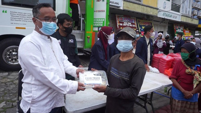 APRESIASI. Operasi makan gratis yang di gelar Humanity Food Truck (HFT) ACT dengan membagikan 1.000 porsi makanan siap saji mendapatkan apresiasi dari Walikota Magelang dr Muchamad Nur Aziz, Sp.PD