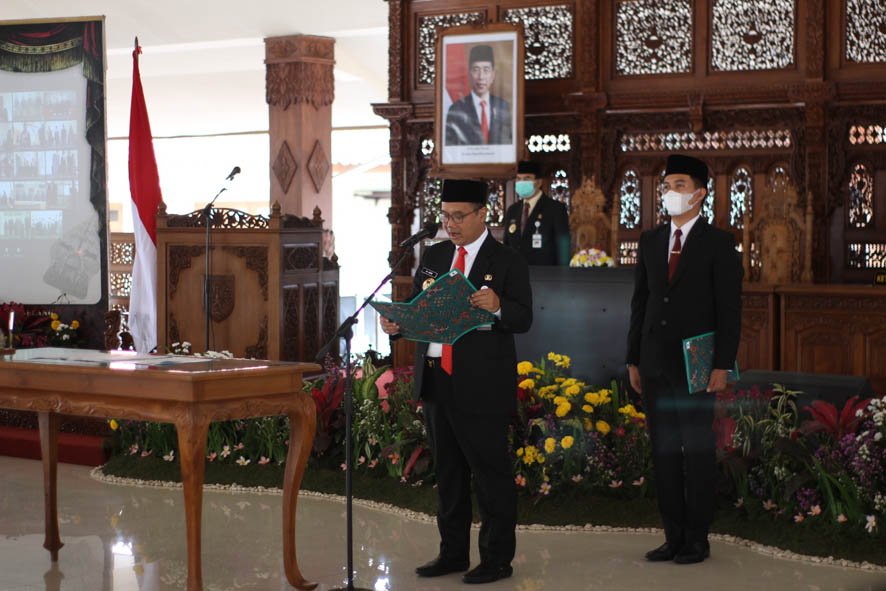 WACANA. Walikota Magelang dr Muchamad Nur Aziz optimis persoalan sengeketa Kantor Walikota bisa selesai di era kepemimpinannya. (foto : wiwid arif/magelang ekspres)