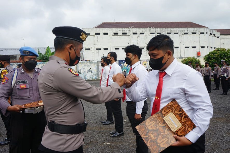 PRESTASI. Sebanyak delapan personel Polri berprestasi menerima reward yang diserahkan Wakapolres Magelang Kota, Kompol Supriyadi SH, Senin(27/9).