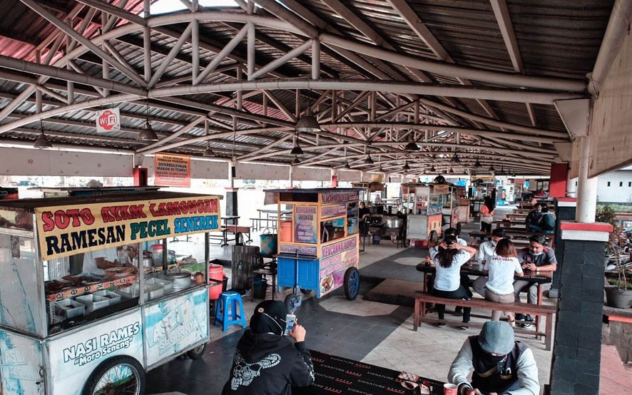 DINE IN. Waktu dine in di PKL Tuin Van Java Alun-alun Kota Magelang ditambah, sampai dengan 30 menit pada Level 4 kali ini dari sebelumnya yang maksimal hanya 20 menit. (foto : wiwid arif/magelang ekspres)