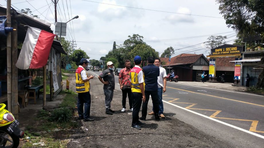 Tim Kementerian dan Anggota DPRD Kabupaten Magelang dalam tinjauan di jalur Krincing Secang terkait langkah pembanguna sarana prasarana keamanan lalulintas.