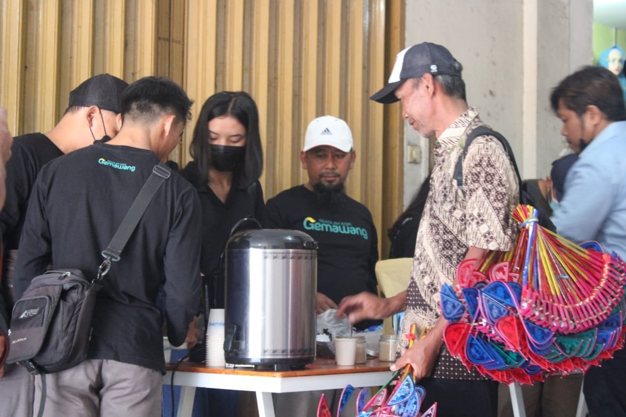 GRATIS. Pengunjung Pasar Kliwon Rejo Amertani Temanggung menikmati kopi gratis saat hari kopi sedunia, kemarin. (Foto:setyo wuwuh/temanggung ekspres)