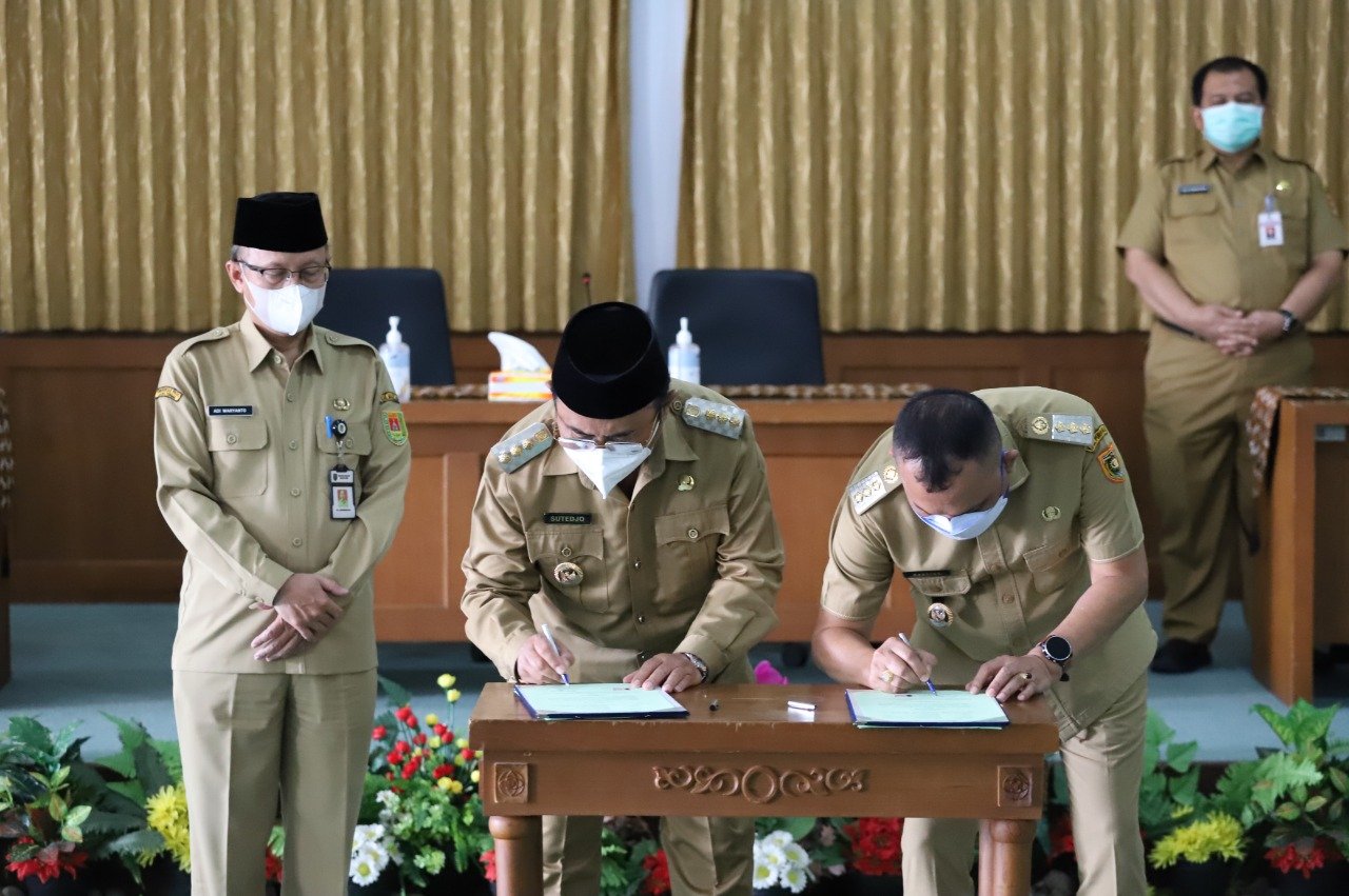 . Bupati Purworejo dan Kulonprogo saat menandatangani nota kesepakatan bersama antar kedua daerah