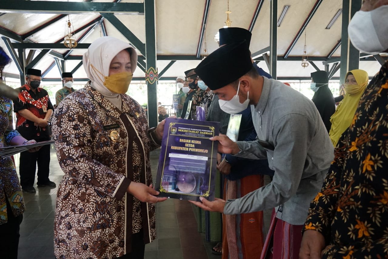 Wabup Yuli Hastuti saat menyerahkan insentif guru ngaji di Purworejo. (Foto lukman)