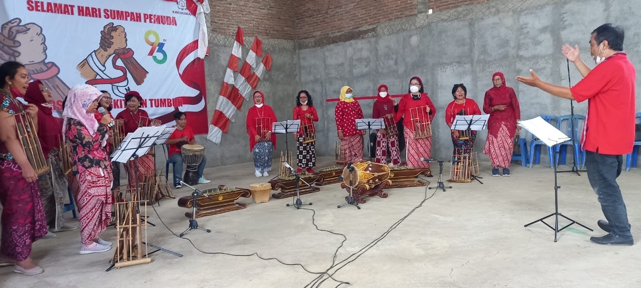 Show eksebisi kesenian Angklung kolaborasi ibu-ibu warga Kampung Tulung dengan Komunitas Pelestari budaya asli Nusantara Pawonjogan.