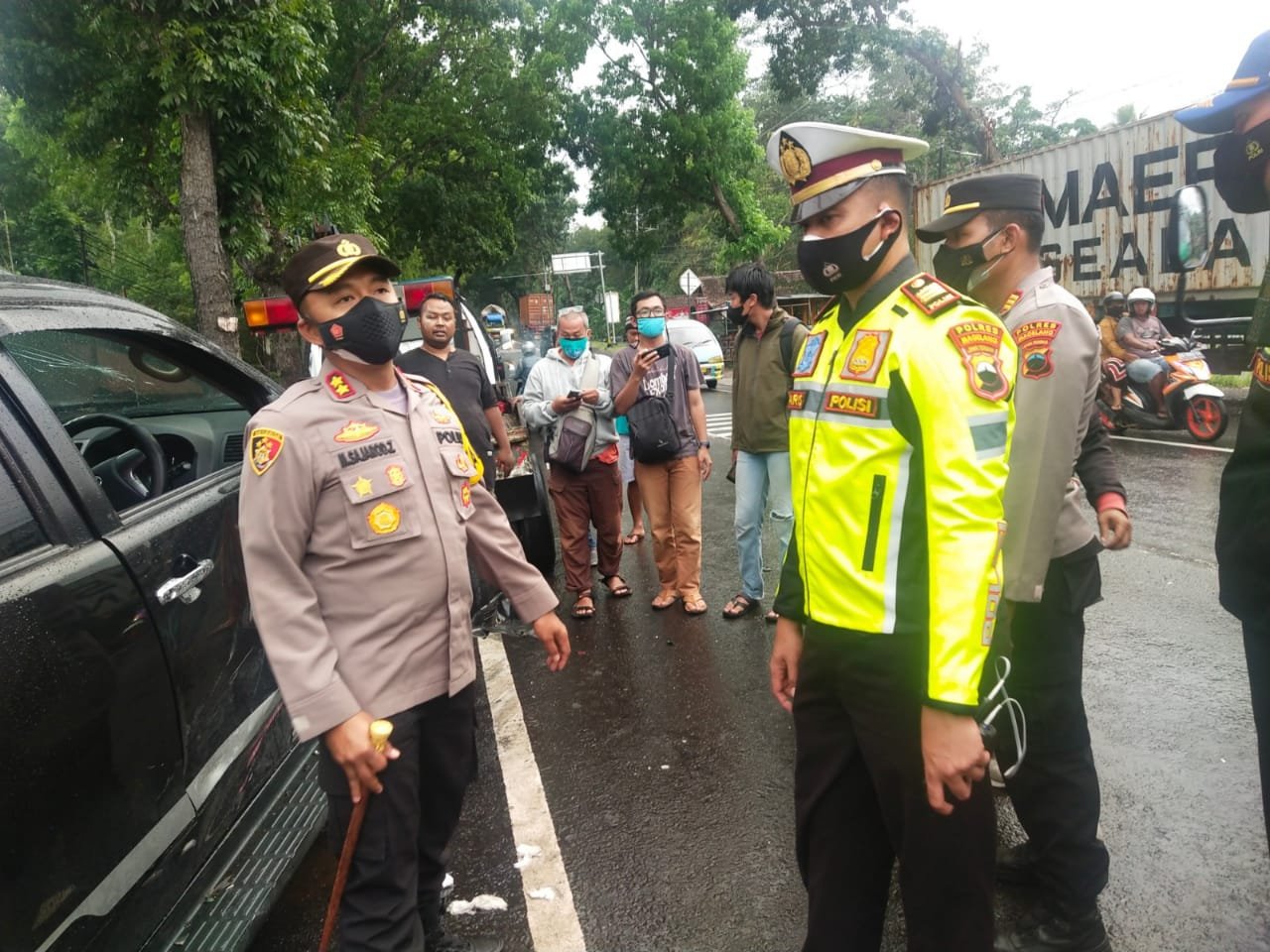 CEK TKP. Kapolres Magelang AKBP Mochammad Sajarod Zakun, S.H., S.I.K turun langsung ke tempat kejadian perkara (TKP) memantau kecelakaan karambol di jalan raya Semarang - Magelang