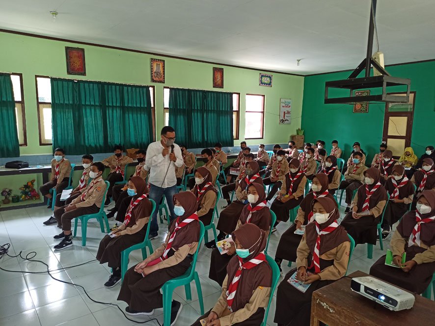 SOSIALISASI. Ketua KPAI Temanggung Totok Cahyono memberikan sosialisasi stop perundungan di SMP Negeri 3 Kedu. (foto:setyo wuwuh/temanggung ekspres)
