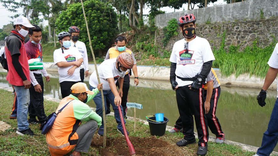 Walikota Magelang, dr Muchamad Nur Aziz melakukan aksi penanaman pohon trembesi di bantaran Kali Manggis, Magelang Utara, lewat program 'Mageri Segoro' yang dijalankan Polres Magelang