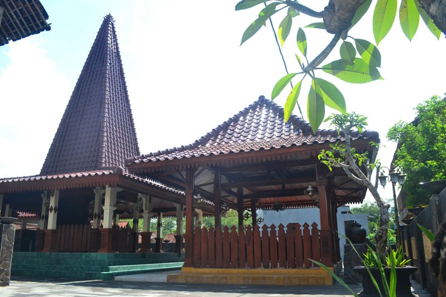 DAYA TARIK. Salah satu daya tarik wisata religi di Kampung Dudan, Magelang Selatan yakni Makam Kyai Dudo yang ramai dikunjungi para peziarah, sebelum pandemi melanda. (foto : wiwid arif/magelang ekspres)