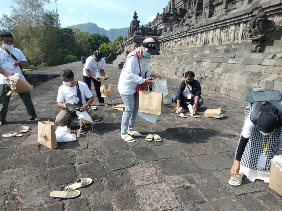 SANDAL. Uji coba sandal Upanat di lantai Candi Borobudur oleh peserta Workshop Pembuatan Sandal Khusus Upanat Borobudur.