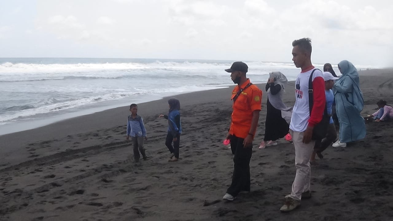 PATROLI. Sejumlah anggota Tim SAR Dewaruci melakukan partoli keselamatan pengunjung di kawasan Pantai Dewaruci Purworejo, kemarin. (Foto: eko)