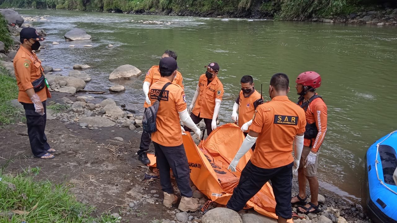 EVAKUASI. Tim SAR gabungan dan BPBD melakukan evakuasi terhadap jenazah Taufik ( 25) warga Desa Kayugiyang Garung.