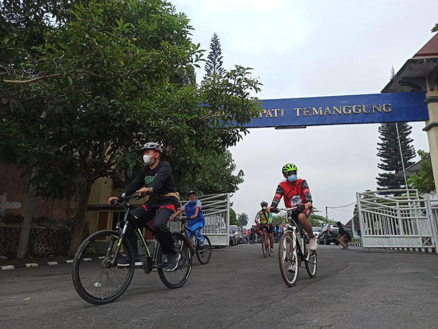 Sejumlah ASN di Temanggung bersepeda saat pencanangan gerakan bersepeda dalam bekerja bagi ASN di lingkungan Pemkab Temanggung. Jumat (29/10). (foto:setyo wuwuh/temanggung ekspres)