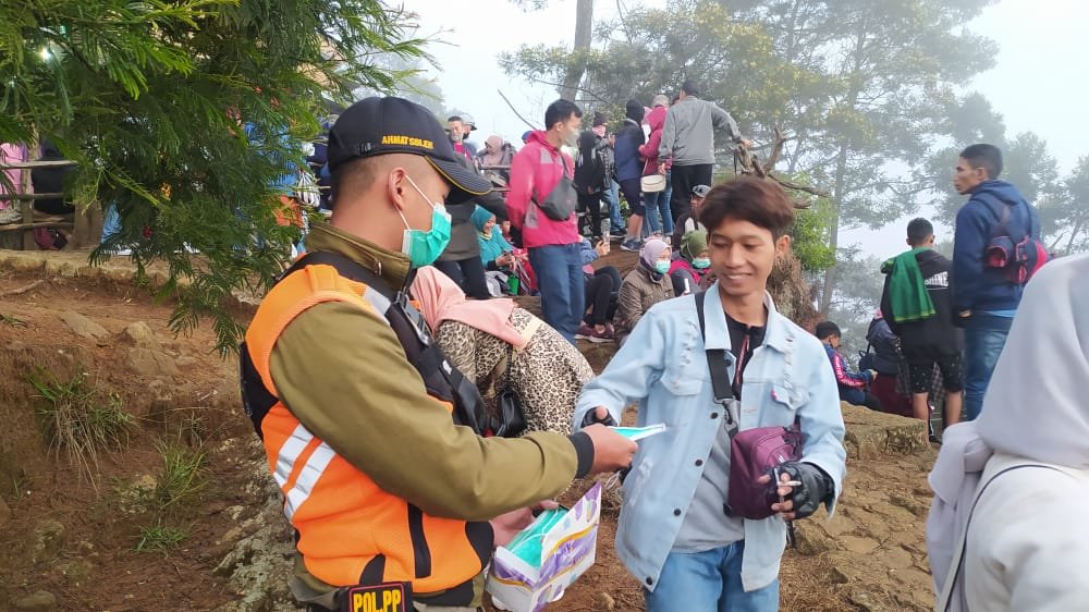 Satpol PP Wonosobo Bagikan Masker di Kawasan Objek Wisata Dieng