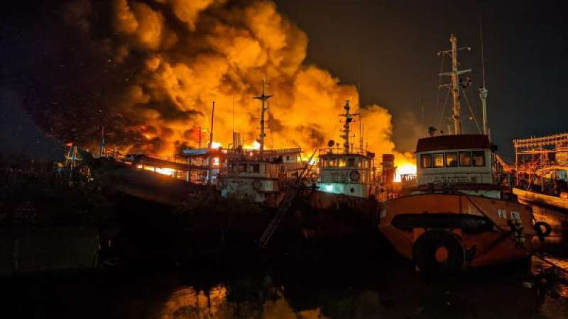 Sejumlah kapal terbakar dari dini hari sampai siang hari. Wali Kota Tegal Dedy Yon sempat melihat kejadian kapal terbakar, kemarin.