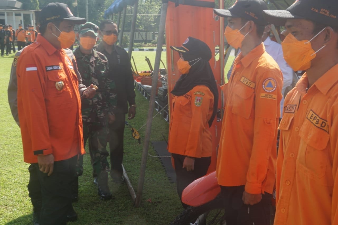 Bupati Magelang dalam kegiatan Apel Gelar Pasukan Dan Peralatan dalam kesiapsiagaan penanggulangan bencana Kabupaten Magelang.
