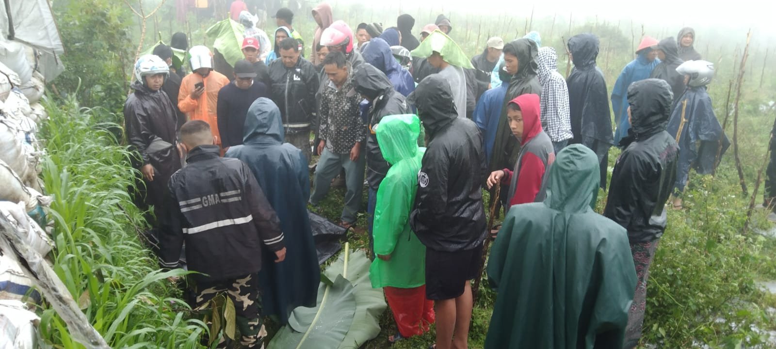 BERBURU. Diduga jatuh dari pohon nangka saat sedang berburu hewan liar, seorang warga Dusun Gondang Candimulyo Kertek ditemukan tewas dibawah pohon