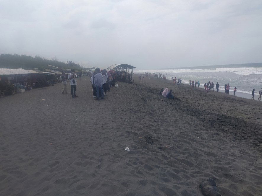 Pantai Jetis Purworejo mulai kembali ramai dikunjungi madyarakat setelah dibelakukannya PPKM Level 2 di Purworejo. (Foto lukman)