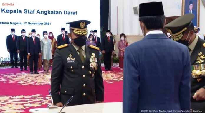 Presiden Joko Widodo melantik KSAD yang baru, yaitu Letjen TNI Dudung Abdurachman. pada Rabu (17/11) dengan protokol kesehatan ketat.