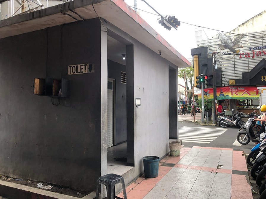 Per 1 Desember 2021 mendatang, toilet umum yang berada di pusat-pusat kuliner, salah satunya di kuliner Sejuta Bunga, Jalan Jenderal Sudirman, Kota Magelang, akan digratiskan untuk masyarakat. (foto : wiwid arif/magelang ekspres)