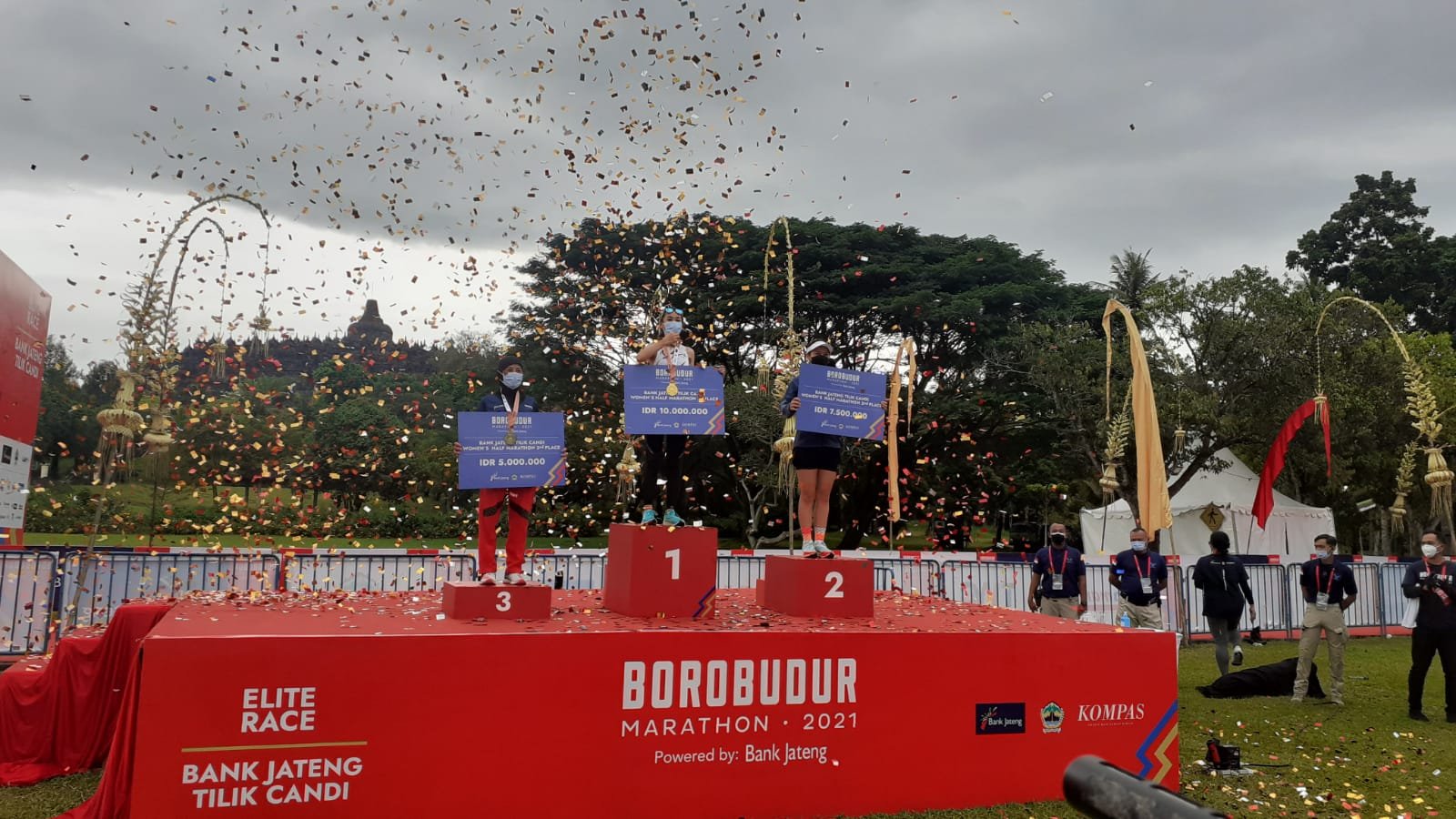 Irmansyah dan Chandra Dewi Amankan Podium Satu Bank Jateng Tilik Candi Borobudur Marathon 2021