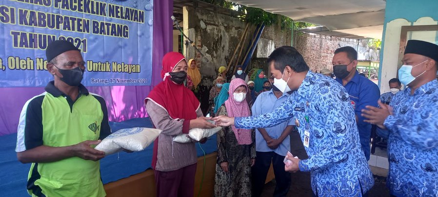Wabup Suyono didampingi Ketua DPC HNSI Kabupaten Batang, Teguh Tarmujo membagikan beras pada perwakilan masyarakat nelayan. Karena jatah beras paceklik tahun ini susut, Wabup ikut bantu uang dan beras.(M DHIA THUFAIL)
