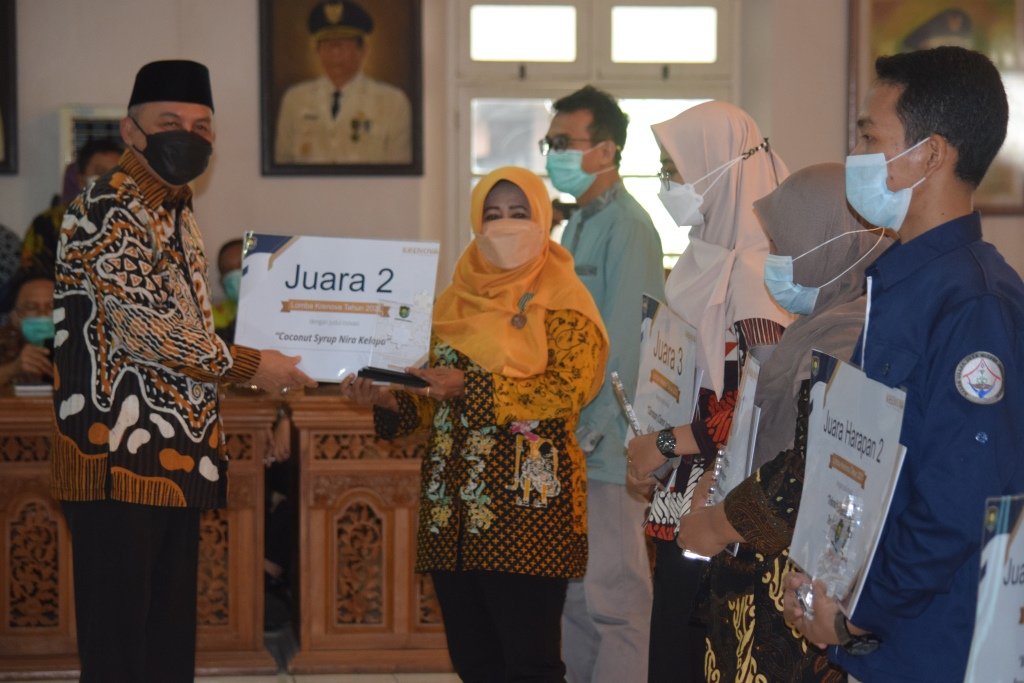 Para juara Lomba Krenova dan Lomba Riset Daerah Tahun 2021 menerima penghargaan dari Bupati Purworejo di Ruang Arahiwang Purworejo, kemarin. (Foto: eko)