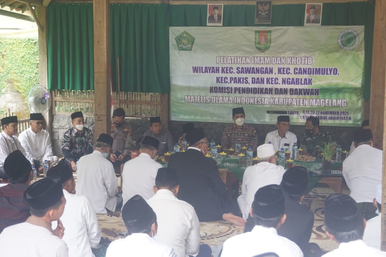 Kabag Kesra Setda Kabupaten Magelang, Budi Daryanto saat membuka acara pelatihan Imam dan Khotib.