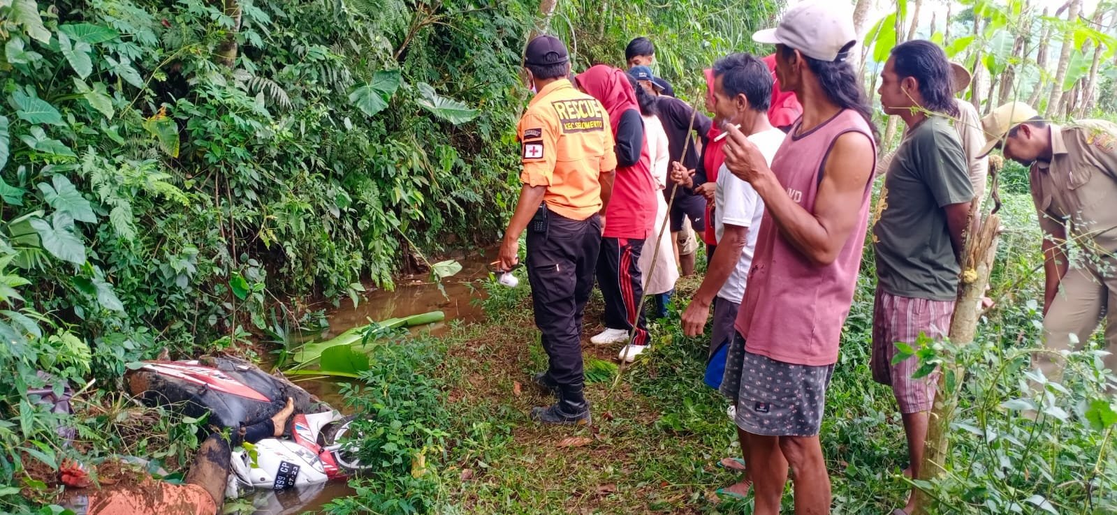 Kondisi sepeda motor korban yang jatuh ke jurang sedalam 50 meter di Desa Adiwarno Selomerto.
