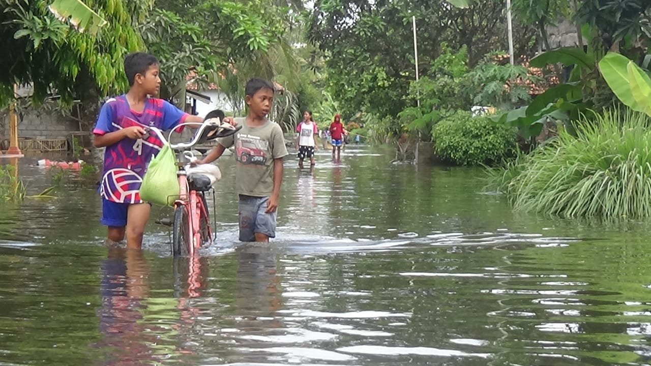Suasana banjir yang menggenangi Desa Jatimalang Kecamatan Purwodadi, Selasa (2/11) sore. (Foto lukman)