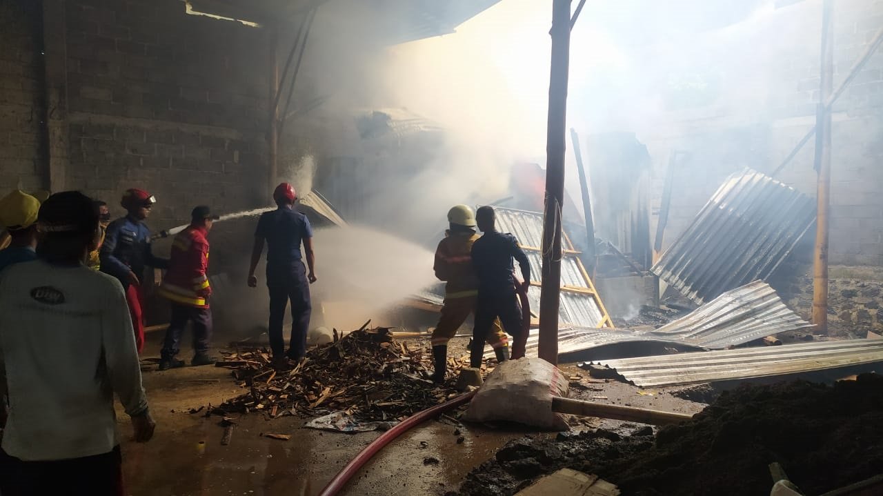 Sejumlah petugas damkar sedang memadamkan api di salah satu pabrik pengolahan kayu di Kecamatan Parakan Rabu kemarin. (Foto:doks Damkar Temanggung)