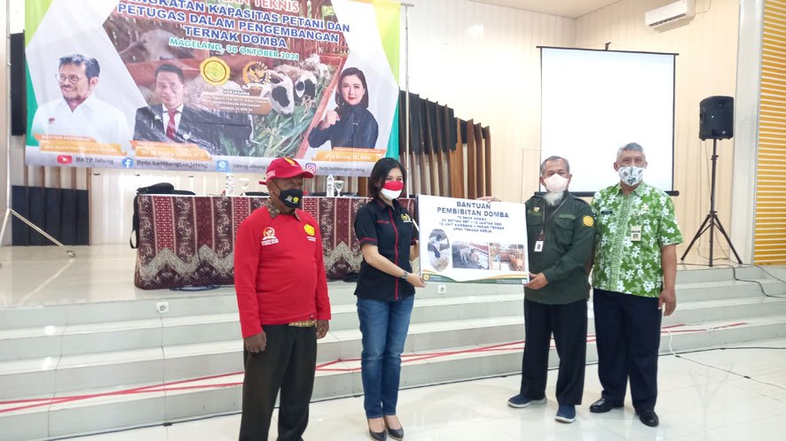Balitbangtan melalui BPTP Jawa Tengah Kementrian Pertanian bersama anggota Komisi IV DPR RI Wilayah VI, Vita Ervina menyerahkan bantuan kepada peternak domba di Kota Magelang, Sabtu (30/10).