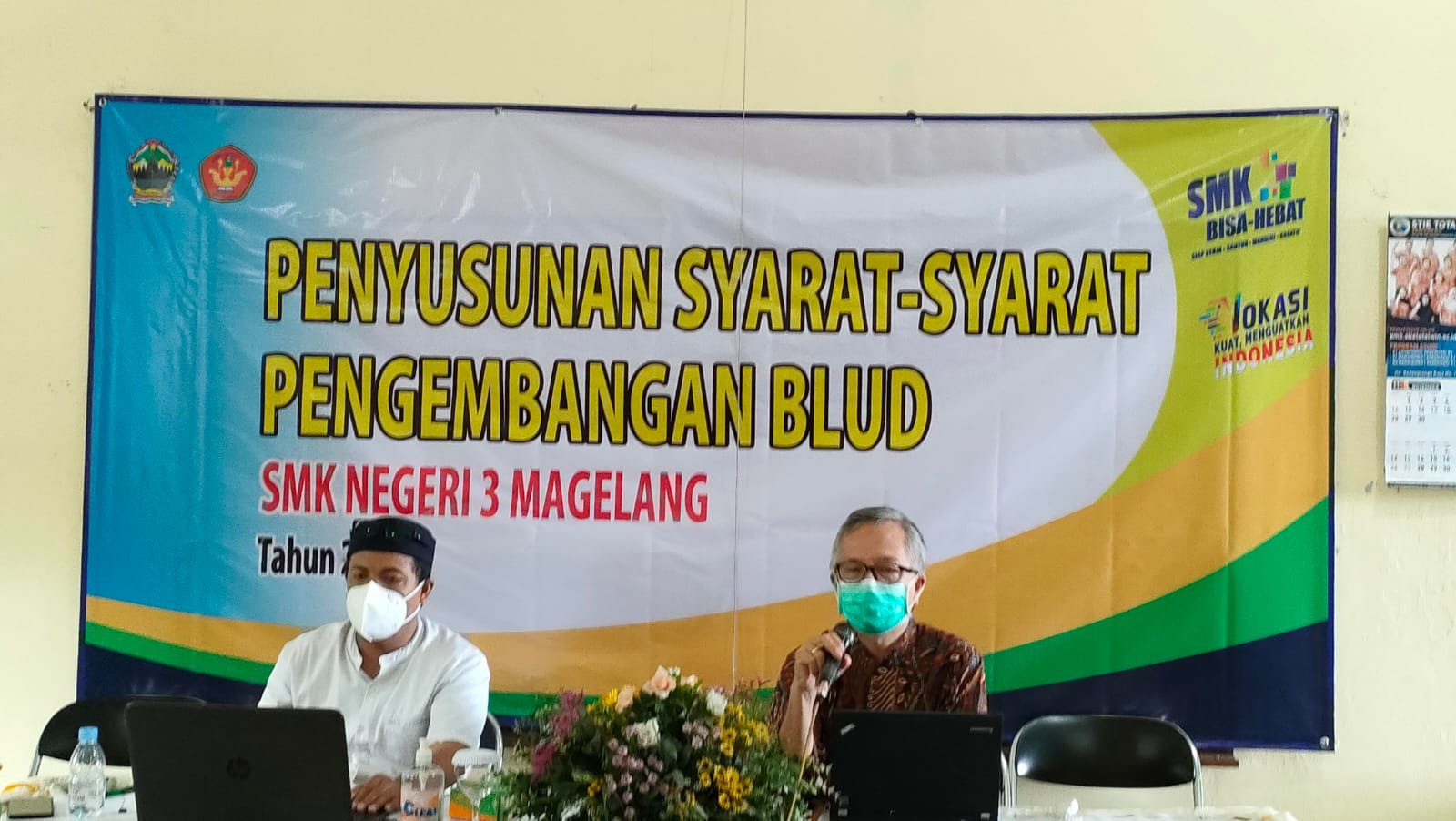 Dr Toto Sugiarto MHum, sedang memberikan pendampingan dan pengarahan kepada tim BLUD SMK Negeri 3 Magelang (foto. dokumen SMKN 3 Magelang)