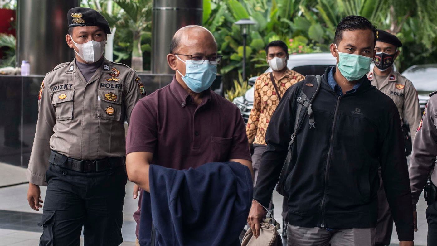 tim penyidik KPK mendatangi tersangka WR (Wawan Ridwan) yang sedang berada di kantor di Kota Makassar. Selanjutnya tim menangkap tersangka, Rabu (10/11) sekitar pukul 13.00 WITA
