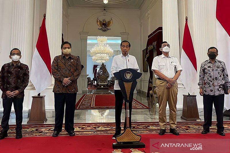 Presiden Joko Widodo menegaskan UU Nomor 11 tahun 2020 tentang Cipta Kerja (Ciptaker) tetap berlaku pasca-putusan Mahkamah Konstitusi,Senin (29/11)