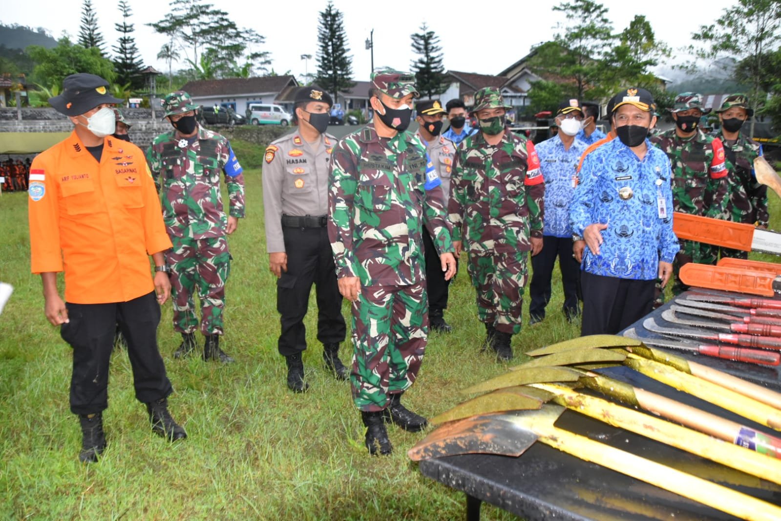 Bupati Wonosobo Afif Nurhidayat membuka secara langsung apel Gelar Pasukan dalam pelatihan penanggulangan bencana alam tingkat Korem 072 Pamungkas di Lapangan Desa Jebeng Plampitan Kecamatan Sukoharjo.