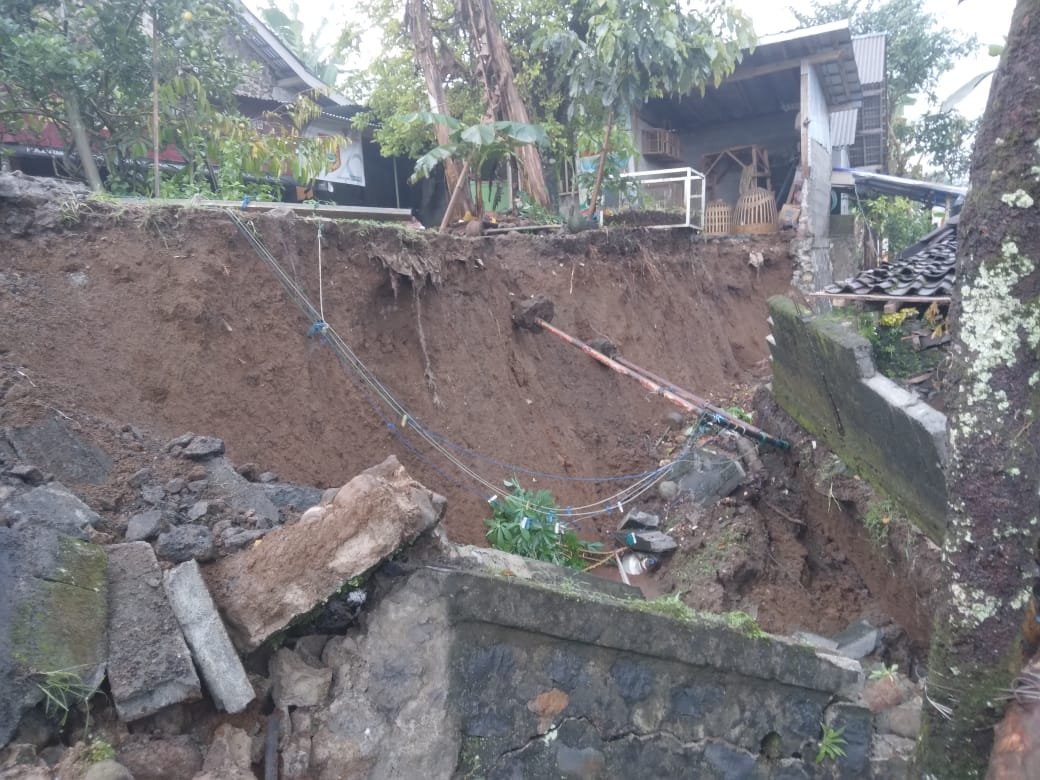 Hujan deras dengan intensitas tinggi dan durasi cukup lama mengakibatkan longsor dan banjir di sejumlah kecamatan di Kabupaten Wonosobo.
