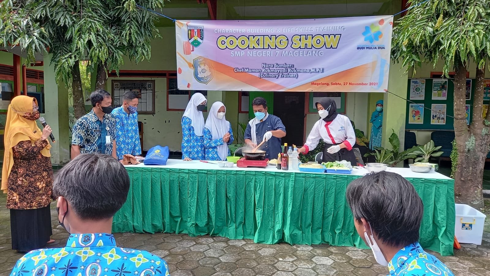 COOKING SHOW. Chef Maman sebagai narasumber lifes skill trainer bidang kuliner kepada siswa SMPN 7 Magelang, Sabtu(27/11).