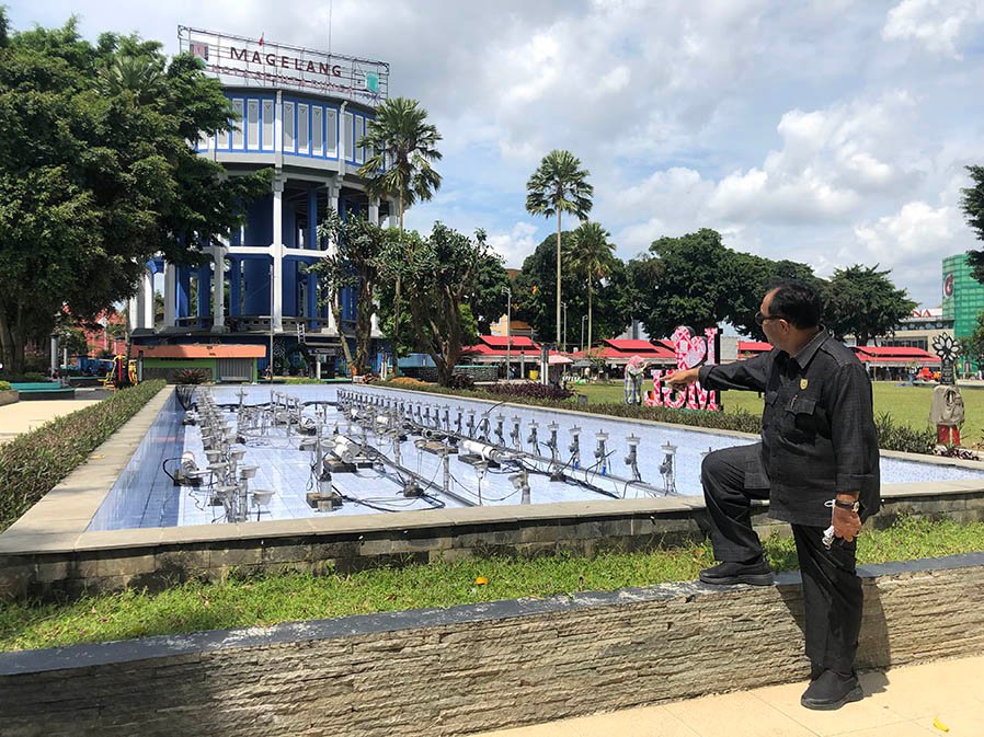 Anggota DPRD Kota Magelang HIR Jatmiko mengkritik kebijakan Pemkot Magelang yang belum mengaktifkan lagi air mancur menari di Alun-alun, meskipun saat ini sudah level 1 PPKM. (foto : wiwid arif/magelang ekspres)