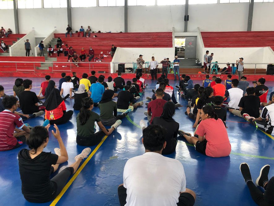 Ketua KONI Kota Magelang Ali Sobri Sungkar memberikan motivasi kepada para atlet Pra Porprov usai menjalani latihan fisik di GOR Samapta, kemarin. (foto : wiwid arif/magelang ekspres)