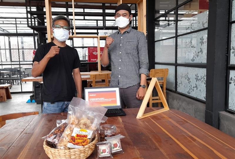 Corporate Affairs Executive CCEP Indonesia Anang Zakaria dan Founder Serabut Nusa Dimas Herdy Utomo dalam peluncuran program UMKM Berdaya untuk membantu pengembangan bisnis UMKM di Semarang dan sekitarnya.