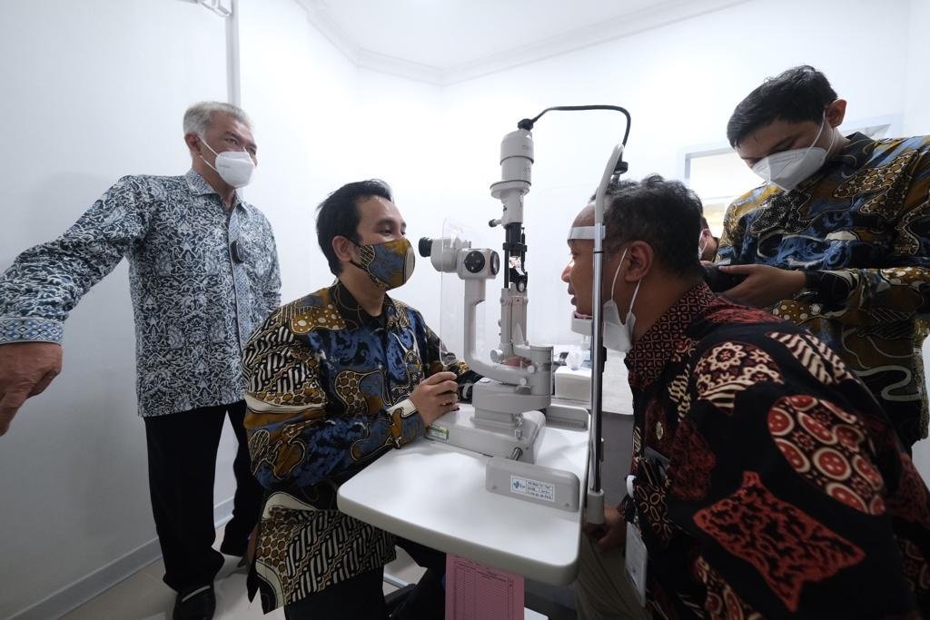 Walikota Magelang, dr Muchamad Nur Aziz mencoba peralatan kesehatan mata yang dimiliki Klinik Dr YAP di Jalan Soekarno-Hatta Kota Magelang, seusai peresmian, kemarin. (foto : wiwid arif/magelang ekspres)