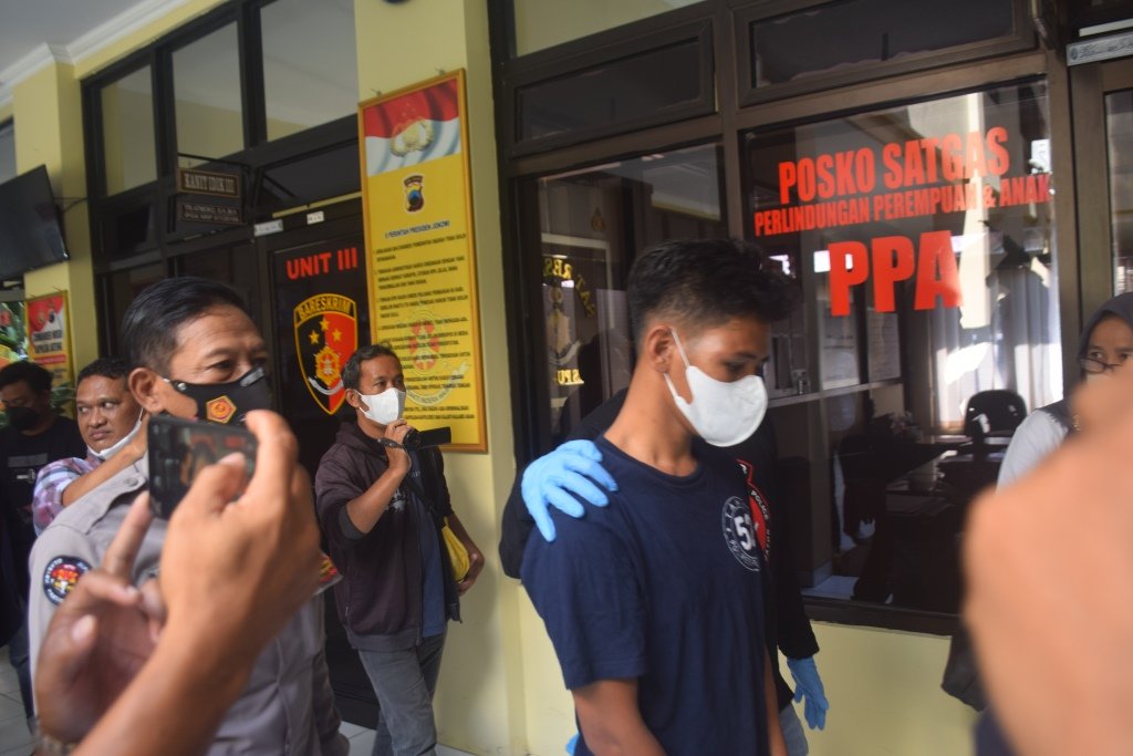 DIAMANKAN. Tersangka kasus pembunuhan seorang janda di sebuah rumah kos di Kutoarjo diamankan jajaran Satreskrim Polres Purworejo, kemarin.