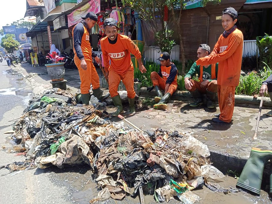 SAMPAH. Bidang SDA DPUPR bersihkan tumpukan sampah plastik dan lemak yang menyumbang sapuran air di pusat kota Wonosobo